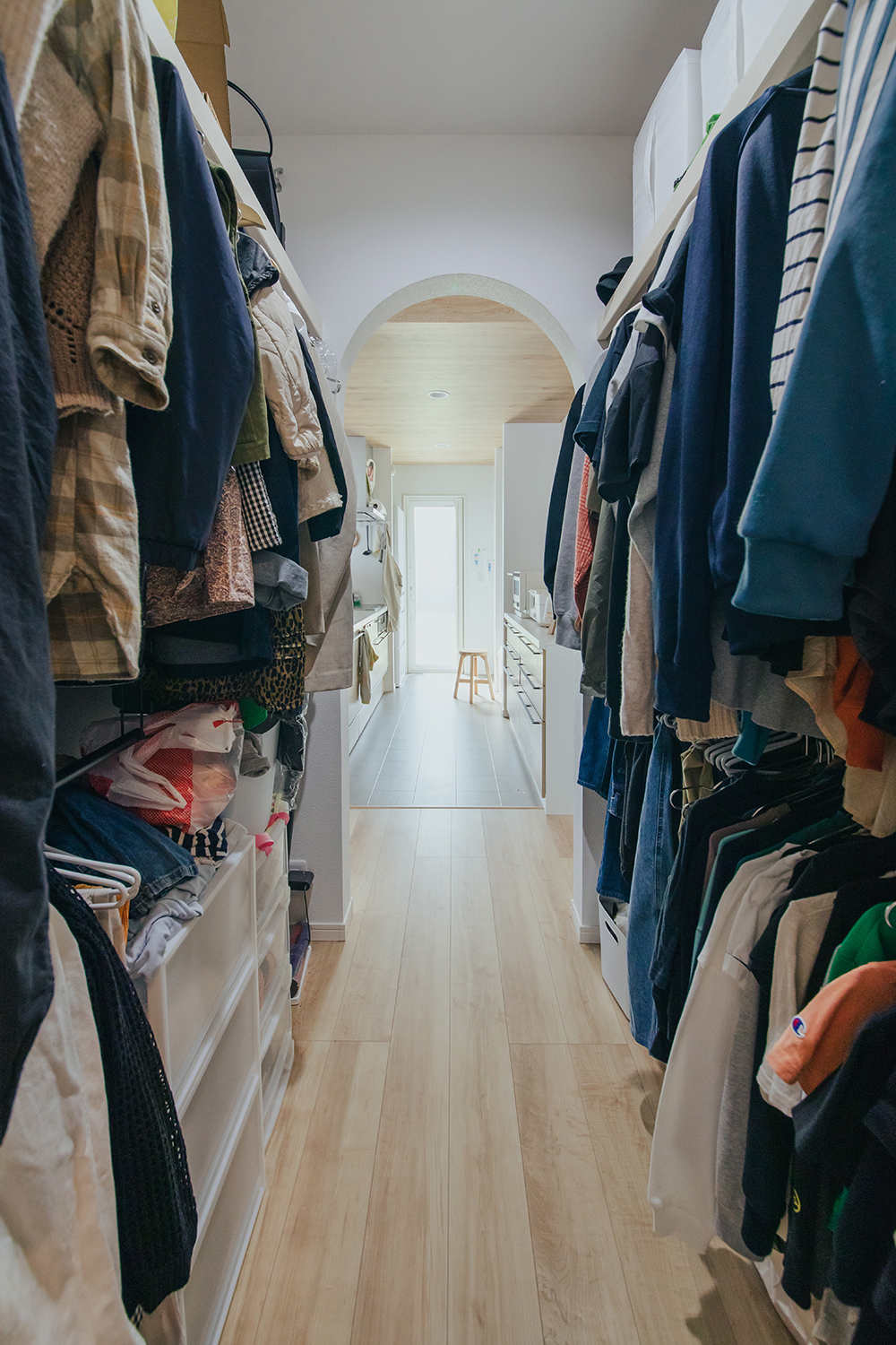 子育て安心住宅 Design Craft Office【デザイン住宅、子育て、間取り】玄関とキッチンの間に設けたウォークスルータイプのファミリークローゼット