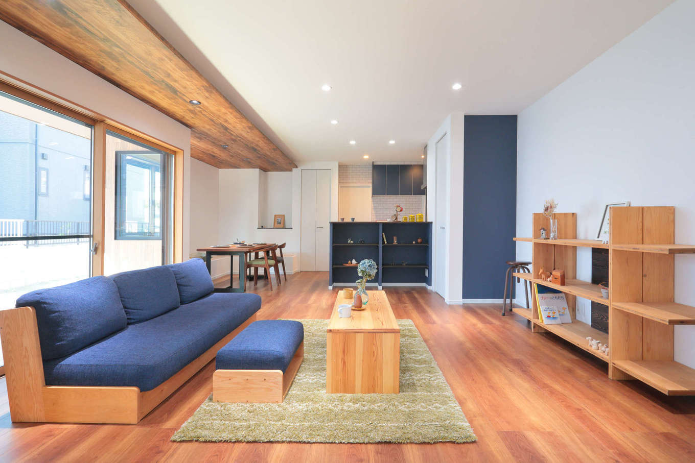 吉川住建【和風、二世帯住宅、自然素材】子世帯のLDKは約23畳の大空間。要所要所にブルーを取り入れた。大開口を開けるとウッドデッキと直結
