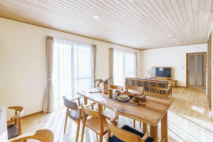 2か所設けた掃き出し窓から光が注ぎ、明るさと開放感が心地よいリビングダイニング