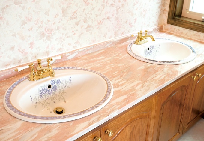 洗面は、大理石の天板にボウルをダブルで設えた