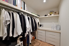 3帖のウォークインクローゼット。たっぷりとした収納スペースがあり、衣類や小物をすっきりと整理できる。