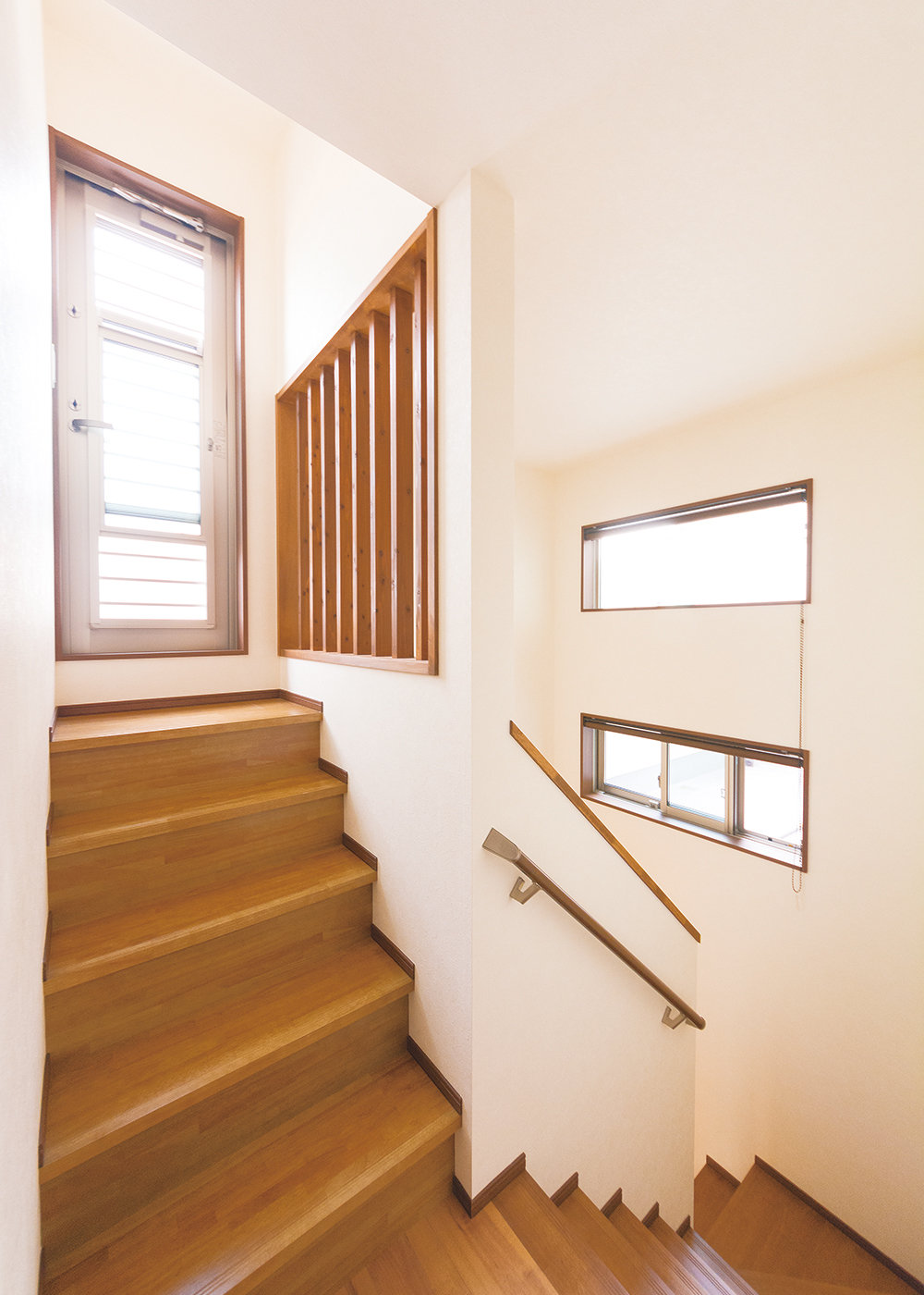 -delphi- デルフィ（藤井建築事務所） 【デザイン住宅、自然素材、建築家】２階ホールから階段を上ってバルコニーへ