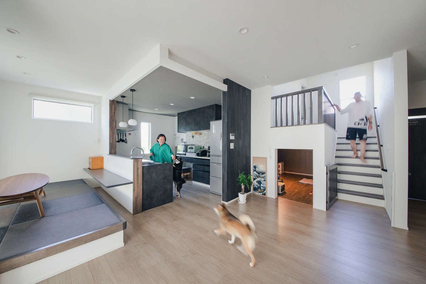 エフエフ住宅【ペット、平屋、スキップフロア】夫妻と愛犬2匹が一緒に楽しく過ごすLDK。スキップフロアを設けてその奥は寝室に。寝室の下は愛犬スペースとして利用している。床には傷がつきにくく、水汚れに強いフローリングを採用