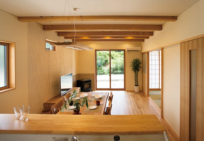 エコハウジング【デザイン住宅、自然素材、省エネ】LDKは奥さまの意見を最重視。夢だったホームパーティも余裕の広さに大満足。奥のペレットストーブは旦那様のこだわり。冬になるのが今から楽しみ