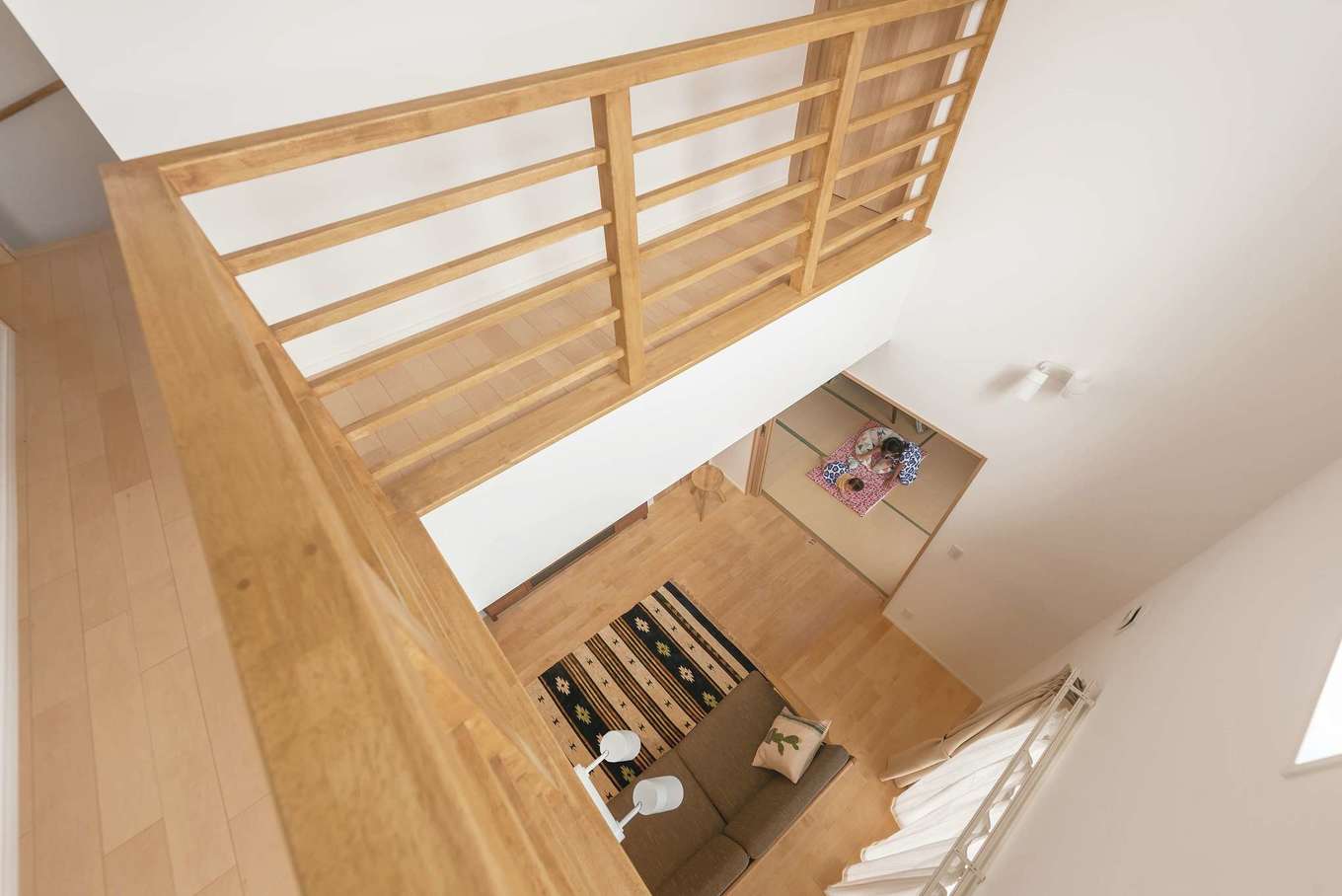 芹工務店【子育て、自然素材、省エネ】リビングの床は無垢のカバザクラ。肌触りが気持ちいい