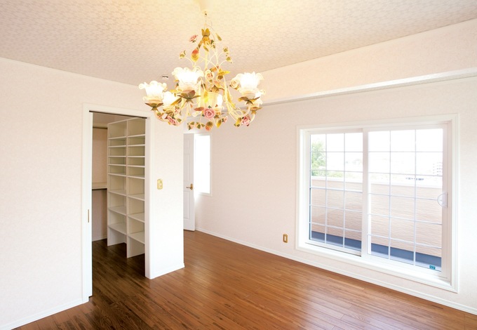 2階はホワイトを基調としたコー ディネート。ウォークインクローゼットの可動式棚で収納力アップ