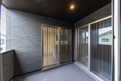 ソトを感じて過ごせる半屋外の空間となるインナーバルコニー