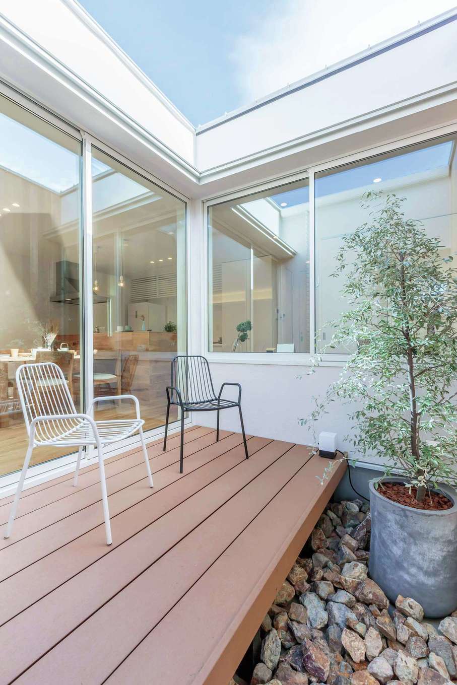 ARRCH アーチ【狭小住宅、建築家、平屋】近隣からの視線を遮りつつ、室内に十分な自然光を取り込める中庭。季節ごとに移り変わる植栽を眺めるのも楽しみ