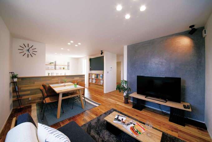 濃いブラウンの床とシックなブルーの塗り壁の組み合わせで、くつろぎを演出したLDKの一例。カフェや雑誌を参考にした造作を添えれば、キッチンに立つママの気分も軽くなる