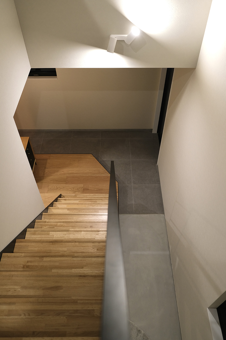 BASE.trip【デザイン住宅、間取り、インテリア】吹抜けの玄関ホール。西に進むとシューズクローゼットと手洗いコーナー、南に進むと奥さまの趣味スペースがある。アイアンの黒い手すりがナチュラルテイストの空間を引き締めている