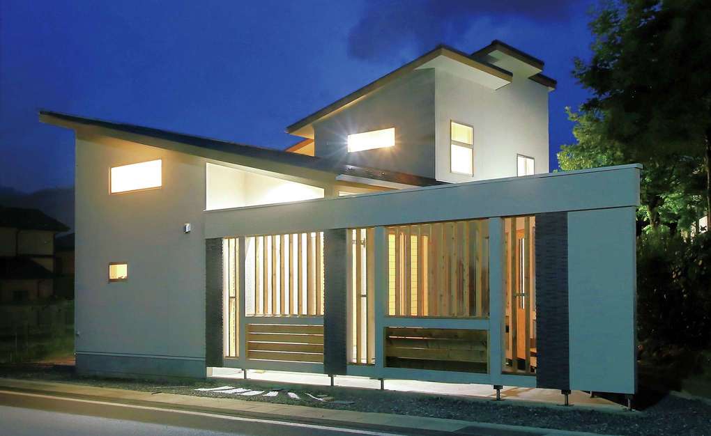 片桐建設【デザイン住宅、自然素材、夫婦で暮らす】住宅街の中の大通りに面した狭い土地であるため、外に閉じ、中に開いた建物に。窓の位置や大きさ、格子を多用したことにより、外からの視線は気にならない