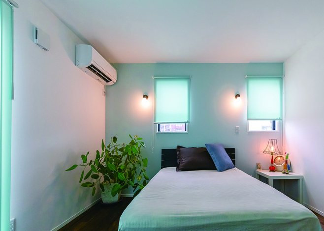 淡いブルーで統一した寝室は、リゾート気分を味わうことができる