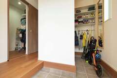 玄関には使い勝手がよく、通り抜け可能なシューズクローク。そのままファミリークローゼット、ランドリールーム、脱衣室が連続。洗濯はランドリールームで完結し、衣類の移動も短い