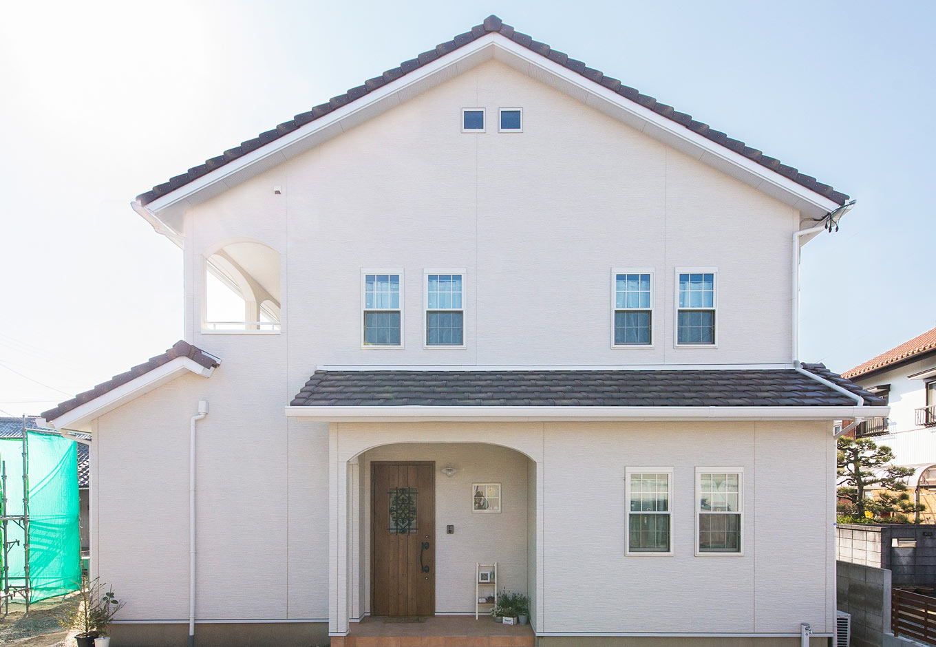 DISTANCE 野本建築【子育て、省エネ、インテリア】白の外壁にダークブラウンの玄関ドアとテラコッタ調タイルがプロヴァンス風を醸し出す