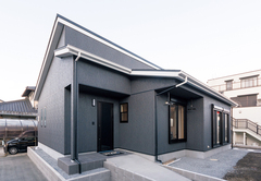 堂々たる風格を持つ平屋建て。親世代、子世代にも受け入れられやすい和モダンのデザイン。ベビーカーを押したまま、ラクラクと玄関へ。将来車椅子が必要になった時にも便利なスロープ