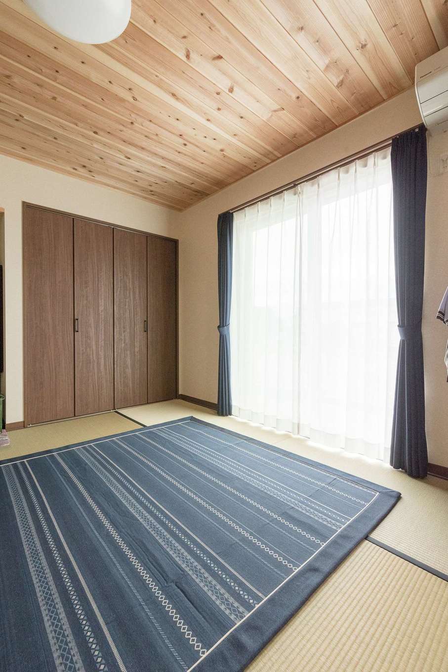 片山建設【夫婦で暮らす、間取り、平屋】ご主人は8畳の和室を希望した。天井には無垢のスギが張られ、清々しくもあたたかな仕上がりに