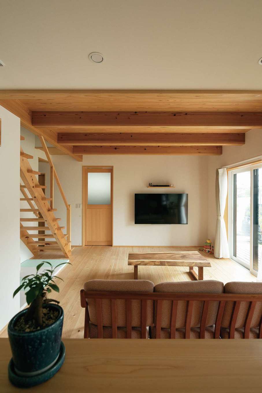 仲田工務店【子育て、自然素材、間取り】水回りを建物の北側にまとめ、階段もリビング内に置くことで、1階の床面積のほとんどがLDKに。コンパクトな建物ながら、十分な広さを感じられる