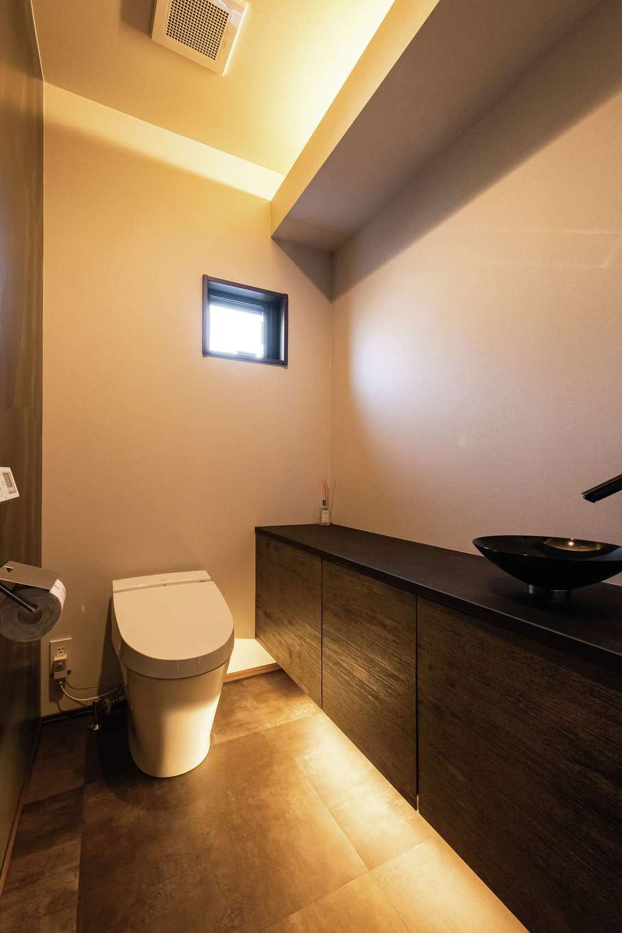 -delphi- デルフィ（藤井建築事務所） 【デザイン住宅、高級住宅、建築家】上下に間接照明を取り入れたおしゃれなトイレ