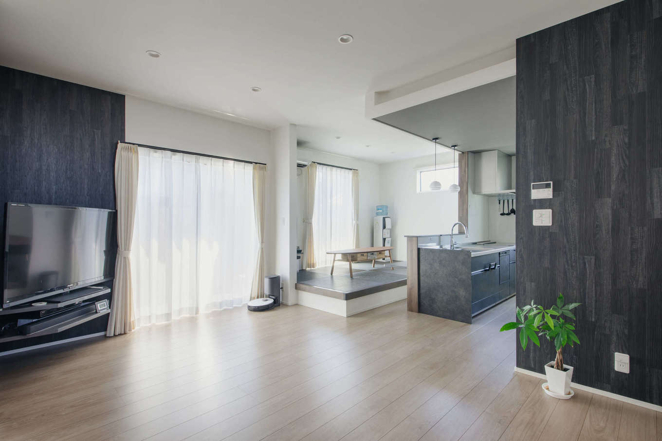 エフエフ住宅【ペット、平屋、スキップフロア】約22畳のLDKは、愛犬が走り回って遊べる広さを確保。黒をアクセントに生かしてスタイリッシュに演出