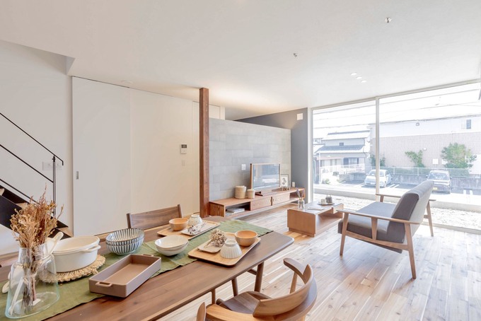 アカシアの無垢の床が広がるLDK。外の景色を楽しみ開放感を演出するため、窓の配置には特にこだわった。引っ越し後にフェンスを施工し、道路からの視線をカット