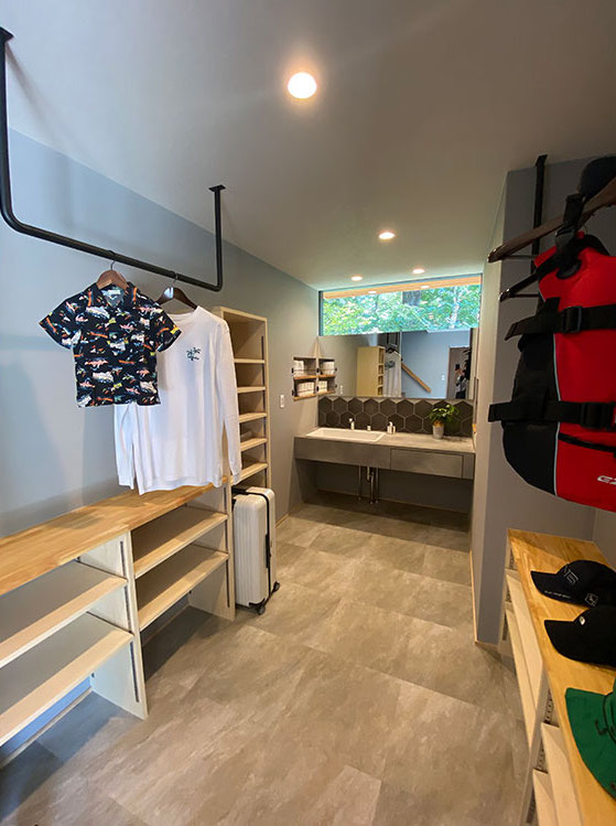 Techno Home Aizawa【デザイン住宅、自然素材、高級住宅】広々とした洗面所＋ファミリークローゼットスペース。忙しい朝もそれぞれが余裕をもって身支度ができる
