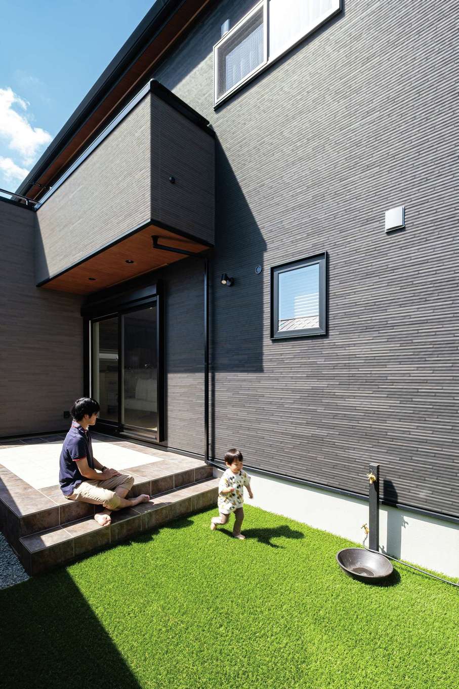 イデキョウホーム【自然素材、省エネ、間取り】耐久性が高く、掃除もしやすいタイルデッキ。BBQやプールにも活躍