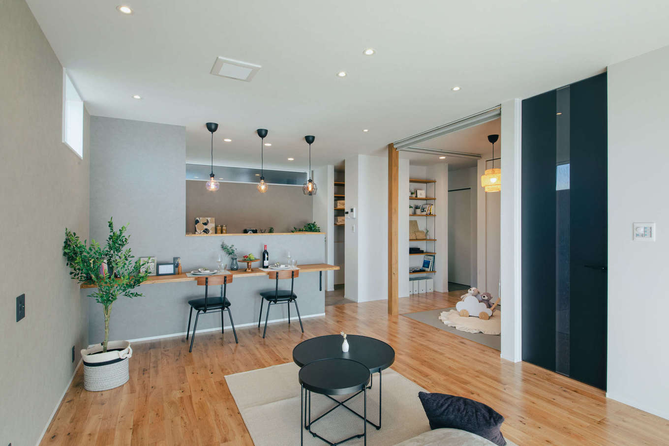 DAITOKU（大得工務店）【デザイン住宅、子育て、間取り】ナチュラルテイストのLDK。ソファは置かず床に座るライフスタイルで、隣接する畳コーナーにいる家族ともコミュニケーションがとりやすい