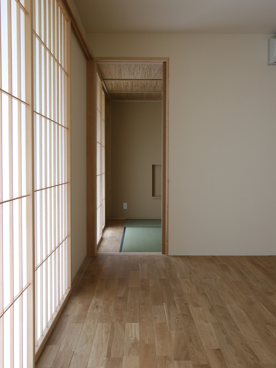 斉藤工務店｜伝統的な和室空間は、畳が心地よい香りを漂わせる。障子を通して柔らかな光が差し込み、癒やしの空間を演出している。