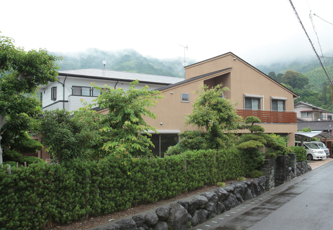 片流れの大屋根が頼もしい、どっしりとした和モダンの外観