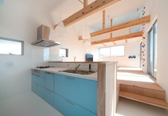 ナチュラルな空間にお似合いの空色キッチン。キッチンに立った時、ダイニングに座っている家族と目線が合うように配慮されている