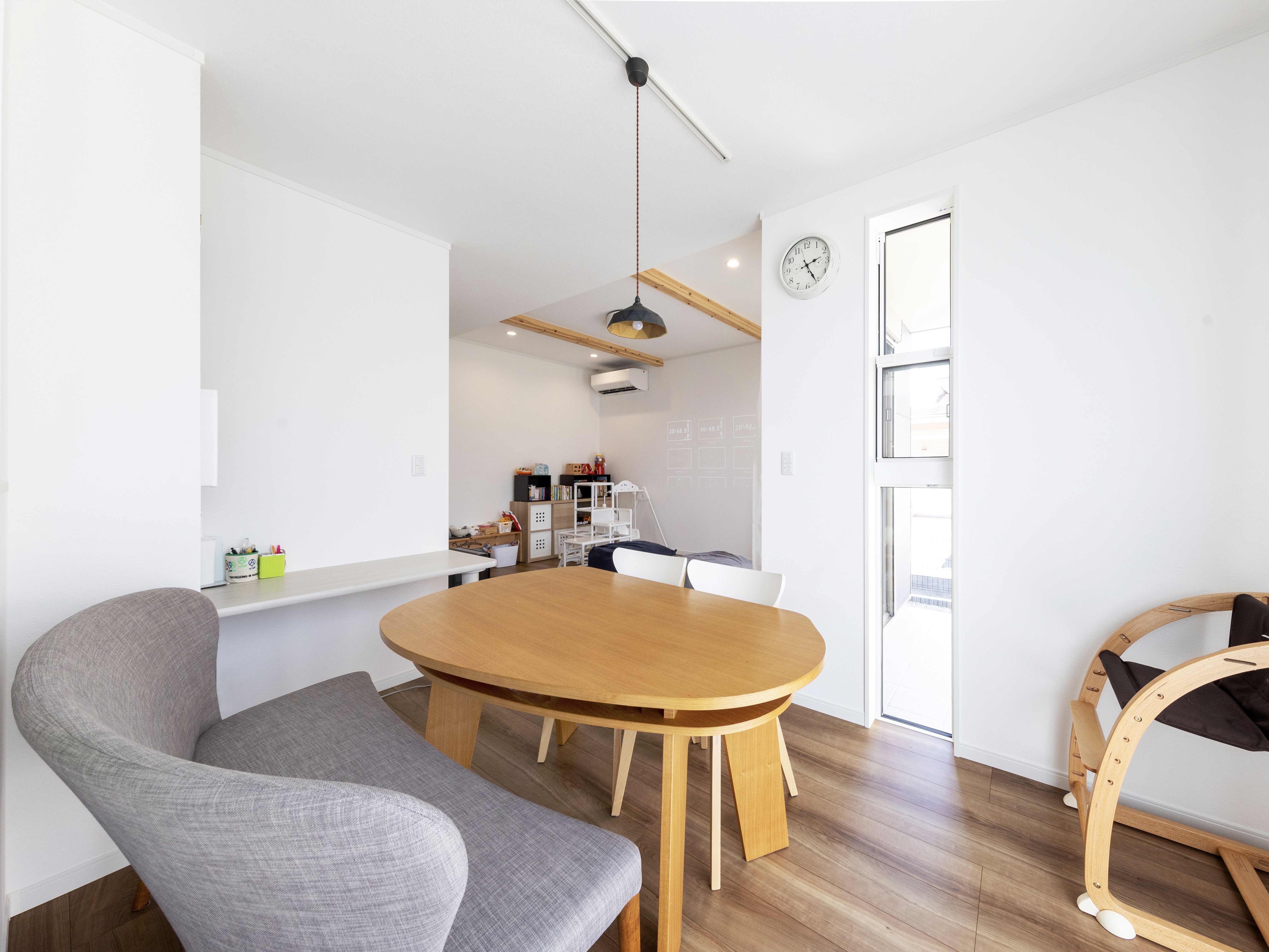 エスホーム｜ダイニングの壁には縦長の細い窓を付けたことで、明るさが増し予想以上に風の通りがいい。