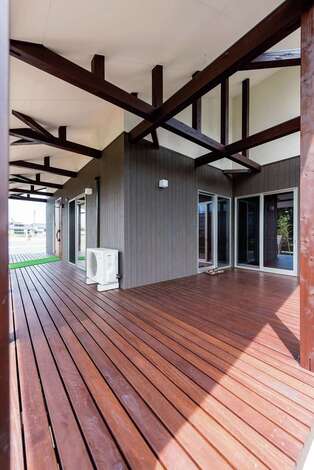 南に一間分、東に一間半分のデッキを設置。ワンちゃんものびのび走り回れ、これから大活躍の予感