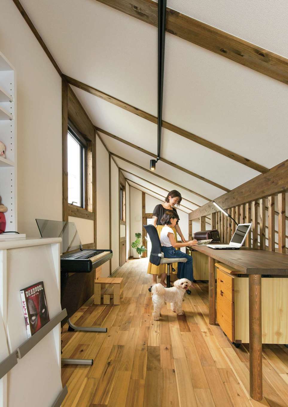 サイエンスホーム【収納力、自然素材、間取り】造作のカウンターを備えた小屋裏の作業スペース。多彩な用途を受け止め、家族が自然に交差する場所に。夏は窓から花火大会を楽しめる