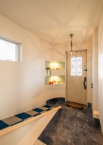 玄関横のR壁のニッチと星形のランプが印象的