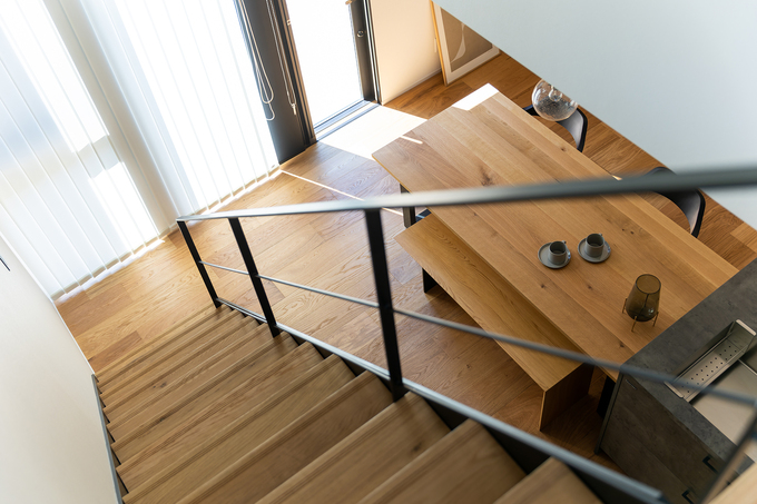 存在感あふれるスケルトン階段。