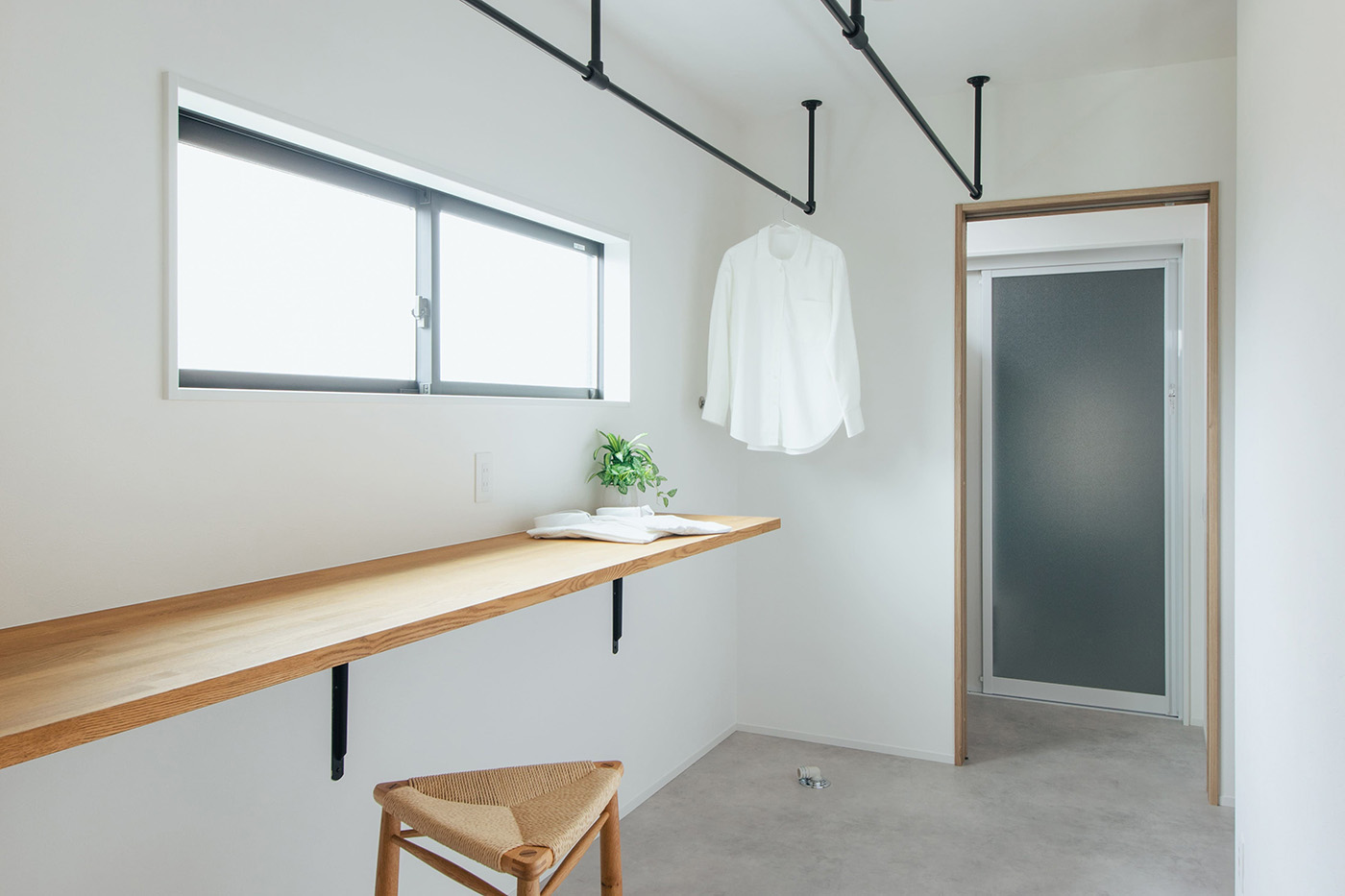 DAITOKU（大得工務店）｜4畳のランドリールームは洗濯物を洗う、干す、たたむなどの作業がしやすい。造作カウンターでアイロンがけをしたり、下に収納家具を置いてタオル類などを収納したり、自由な使い方ができる