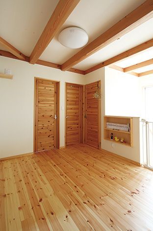 2階のホールはミニキッチン付のファミリースペース。ダイニングセットを設えれば、子世帯のLDKに