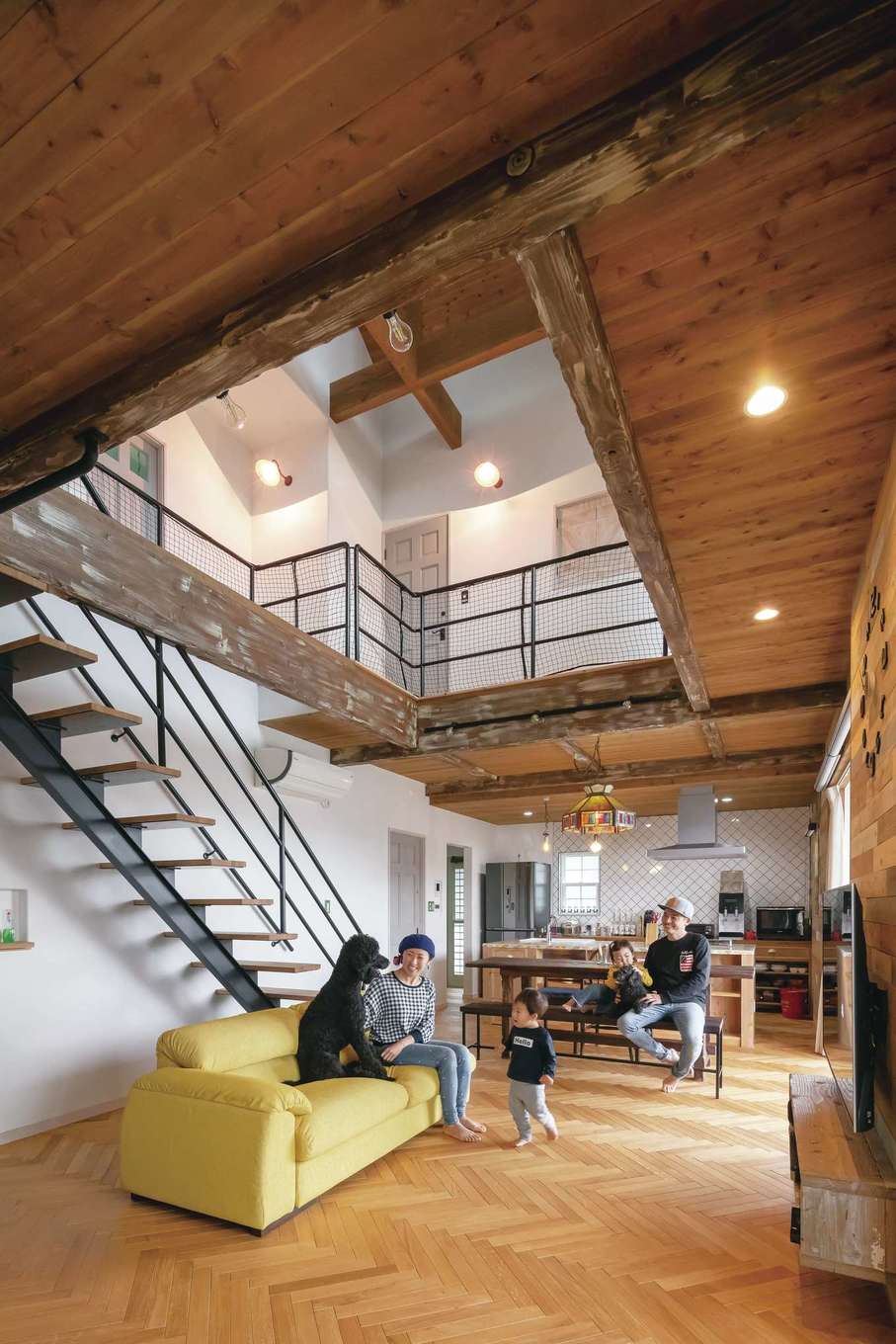 富士ホームズデザイン【子育て、自然素材、インテリア】無垢オークの床、珪藻土の壁、スチールの階段がバランス良く調和したことで、人も愛犬もリラックスして過ごすことができる