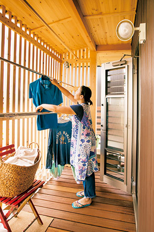 福工房【子育て、自然素材、間取り】縁側の一部を格子で囲んで、サービスヤードに。通りからはほとんど見えないので、物干しのほか、ゴミの仮置き場や庭で使う用具の収納スペースとしても重宝