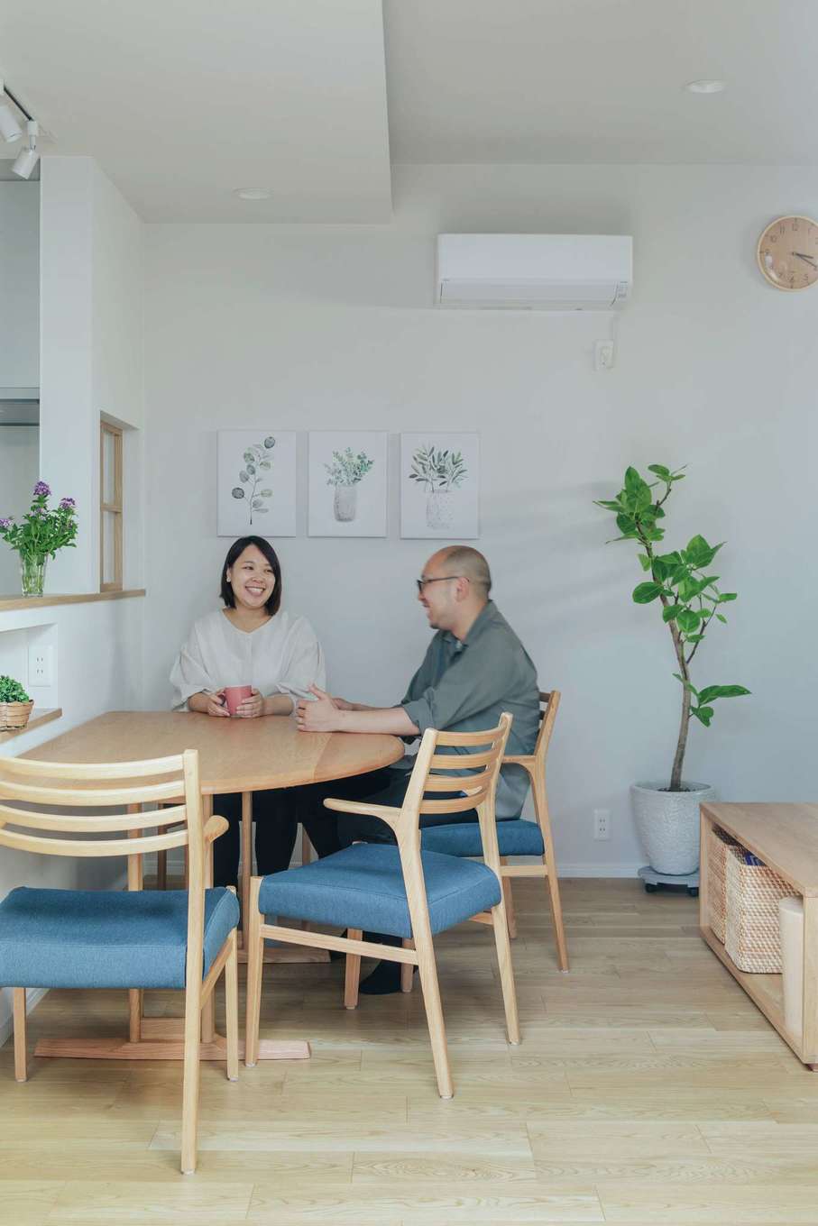子育て安心住宅 Design Craft Office【子育て、間取り、平屋】夜は天井の間接照明で雰囲気がガラリと変わるダイニング。夫婦の語らいの場になっている