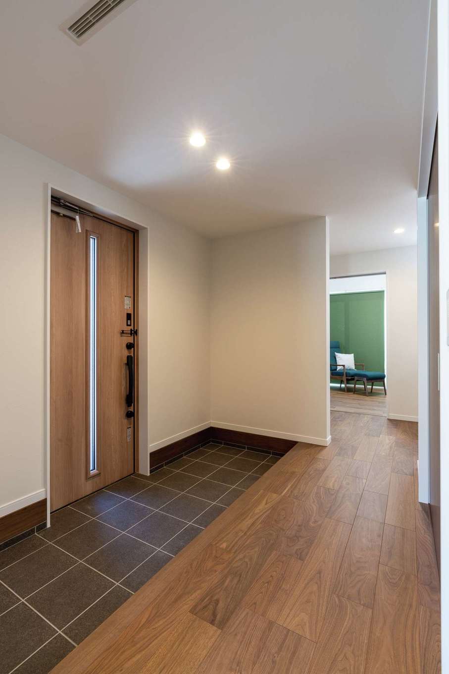 寺田工務店【省エネ、間取り、平屋】東側にある家族専用の玄関。右側が奥さま、左側がご主人の専用部屋