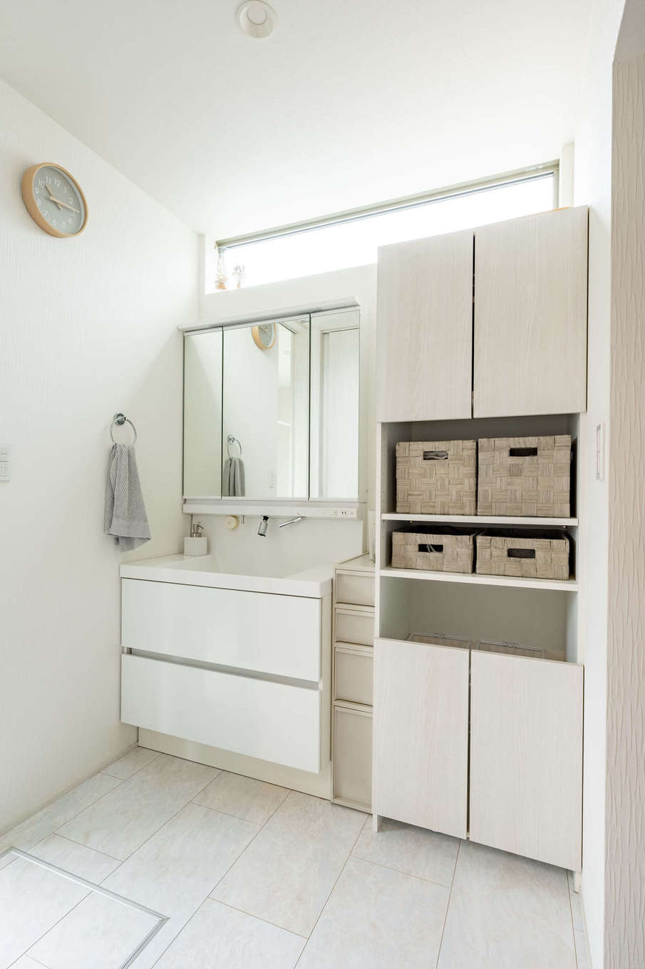 AQURA HOME（アキュラホーム）【デザイン住宅、収納力、間取り】洗面室は脱衣室と離し、幅90cmの洗面台は広くて使いやすい。造作の収納棚は脱いだ服もストックできる。明り取りの窓を設け、明るく清潔感のある洗面室に