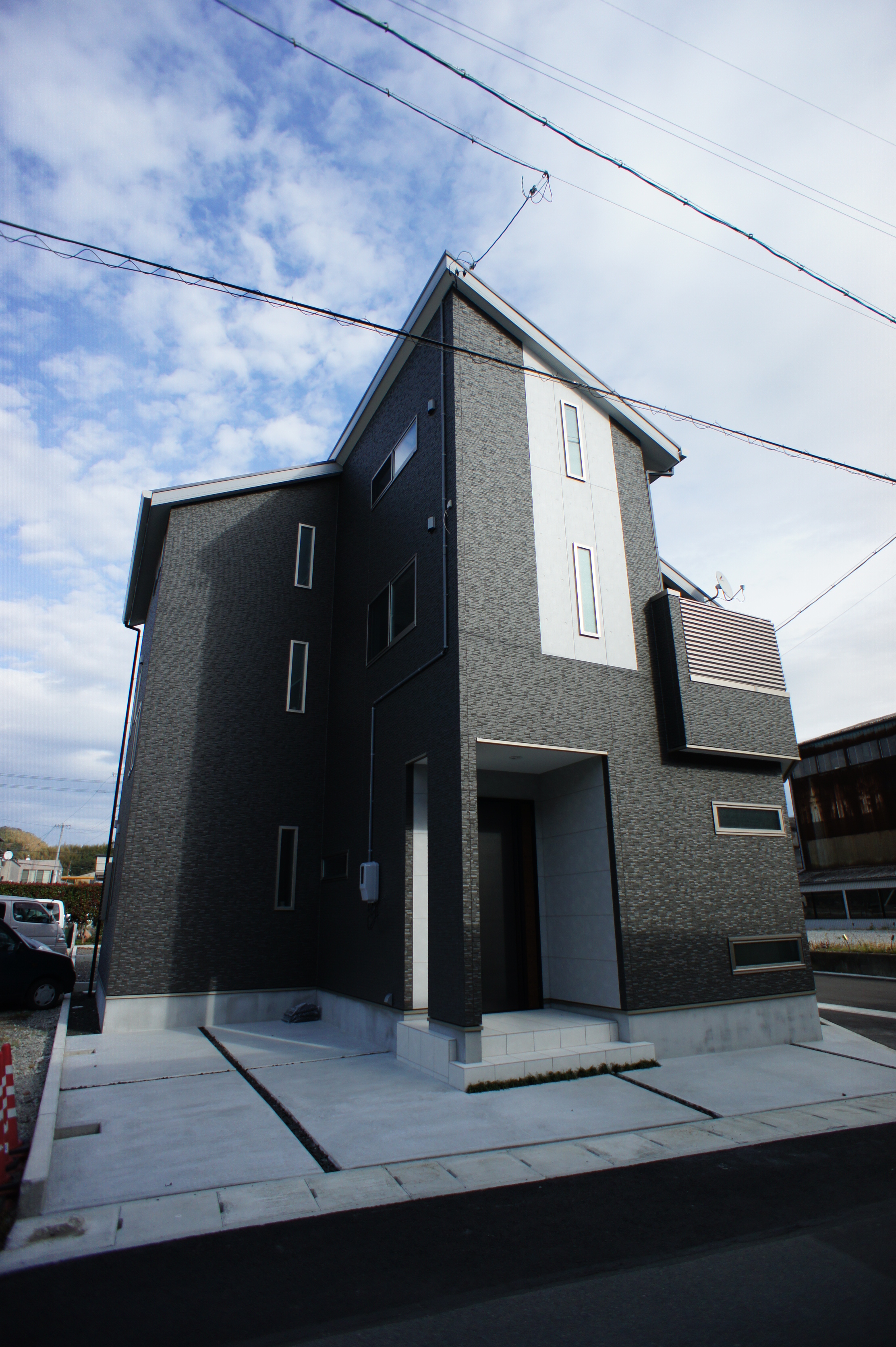 小野田産業～designers house project～｜モダンなデザインの外観。シンプルながらもシャープなラインが特徴。