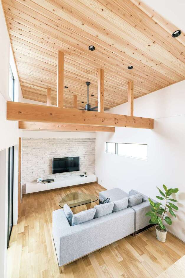天井高は標準仕様で2m70cmの開放的な空間。吹抜けと勾配天井が抜群の開放感で、シダーを貼った天井と太い梁が落ち着きをもたらす