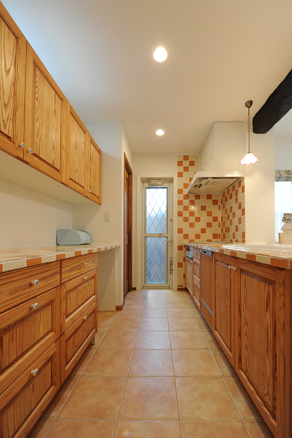 アイディートゥー 一級建築士事務所【デザイン住宅、輸入住宅、間取り】キッチンには明るいアクセントタイル。ペンダントライトもかわいらしく