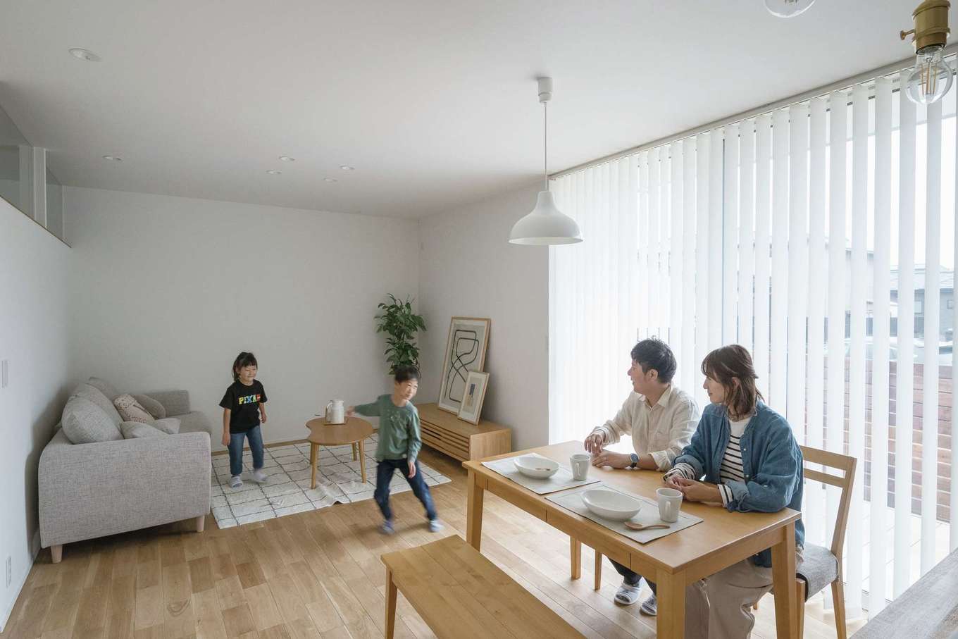 ひだまり工房【デザイン住宅、間取り、平屋】ぬくもりあふれる無垢オーク材の床と、大きな窓から差し込む光が心地いいリビングダイニング。家具、照明、カーテンもシンプル＆ナチュラルなテイストでコーディネートした