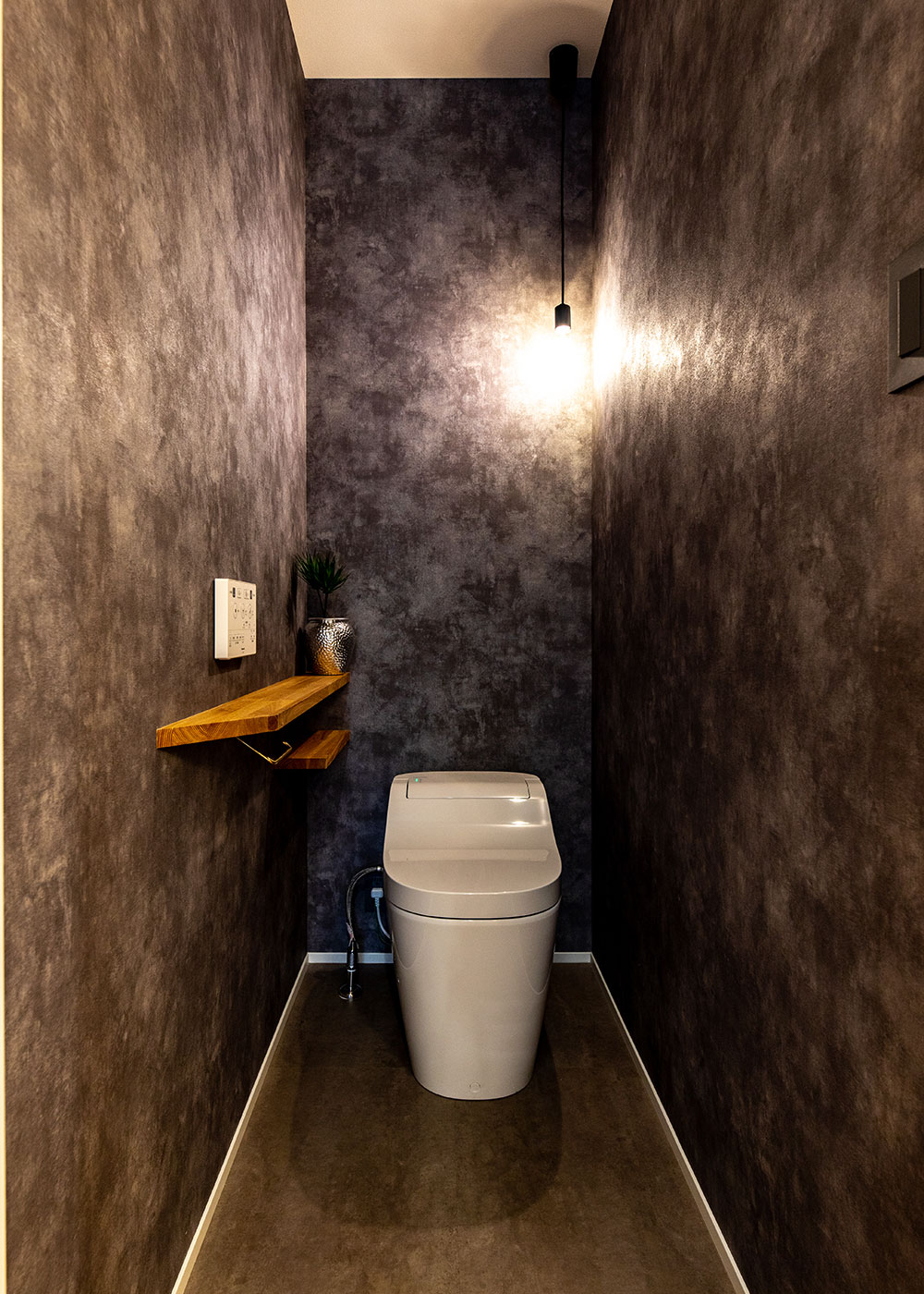 住家 JYUKA【デザイン住宅、間取り、平屋】トイレは重厚感のあるシックな雰囲気に