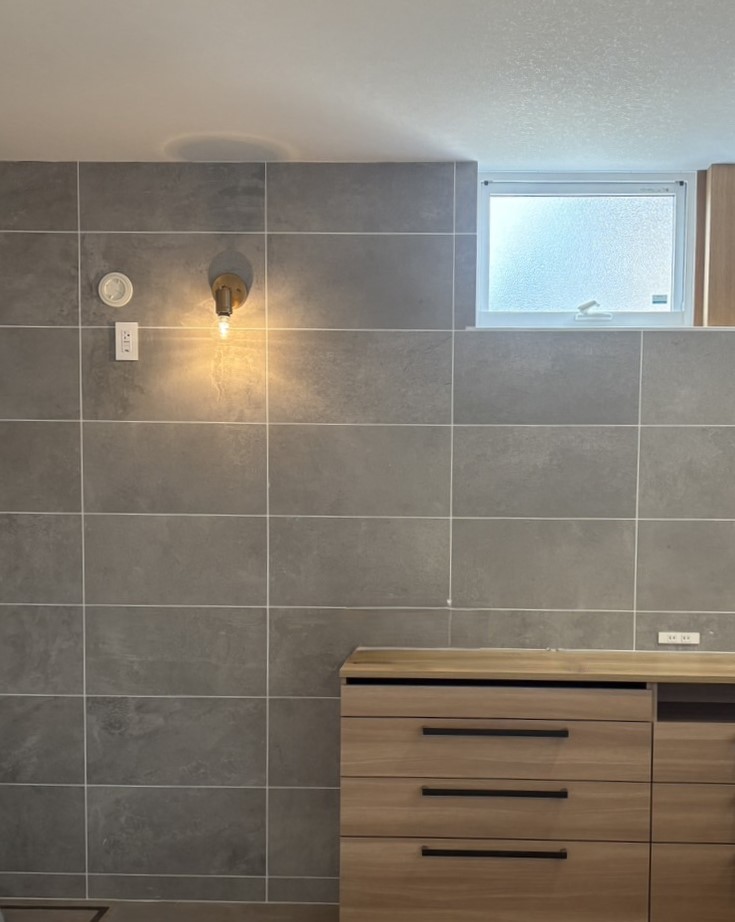 キッチン背面はタイル張りでモダンに