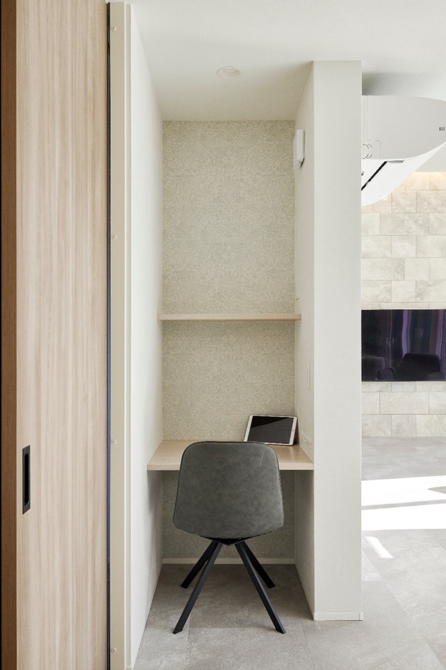リビングの一角にあるワークスペース。家事の合間やちょっとした休憩にもぴったりの場所。