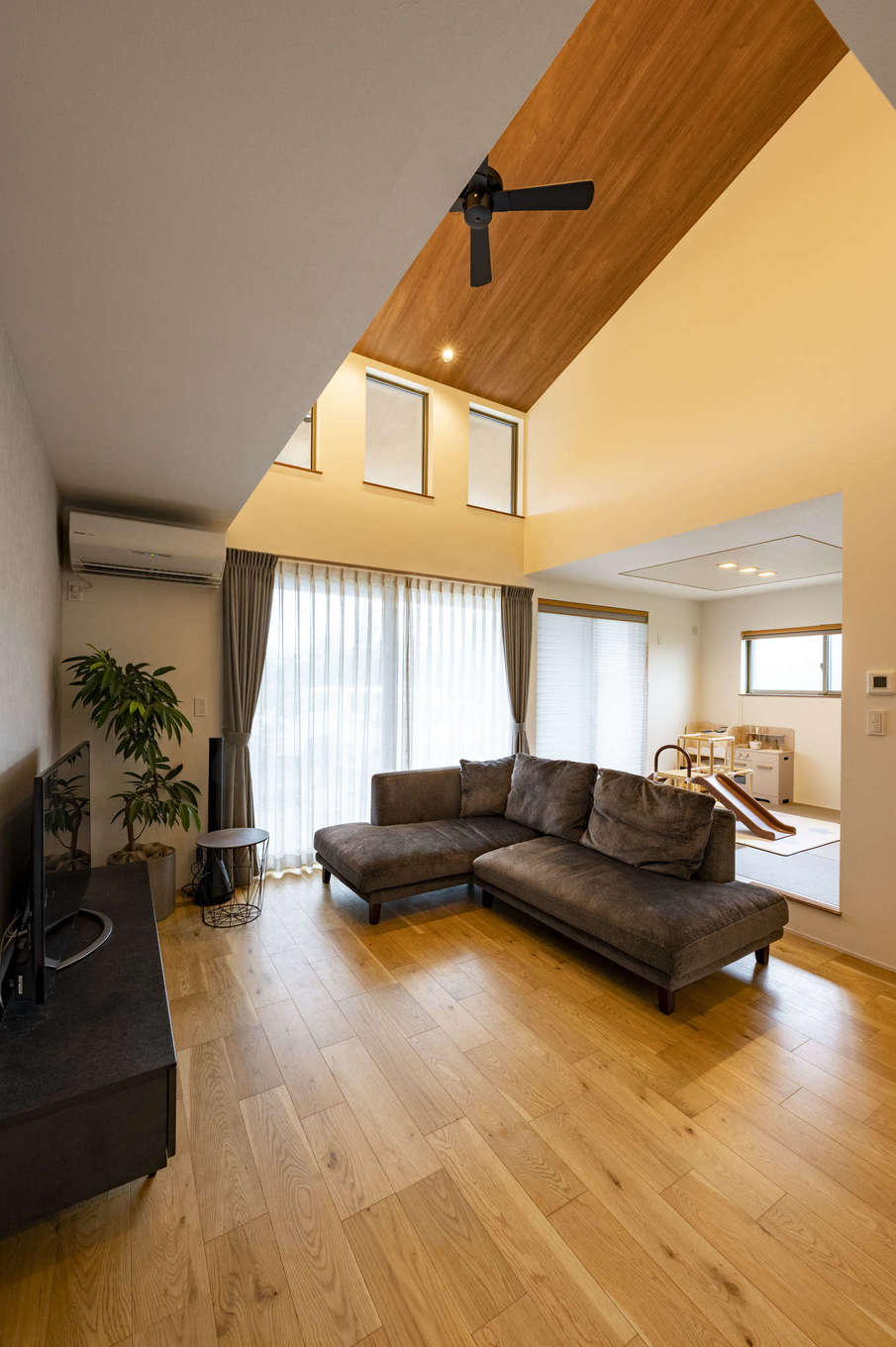 AQURA HOME（アキュラホーム）【デザイン住宅、収納力、間取り】小上がりの和室と隣接したリビング